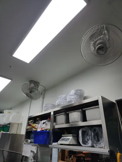 식당 천장형 선풍기 설치 — 주방 천장에 단 선풍기 2대