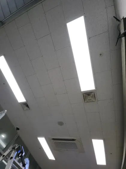 업소용 천장형 선풍기 설치 — 선풍기를 달기 전 뷔페 홀 천장