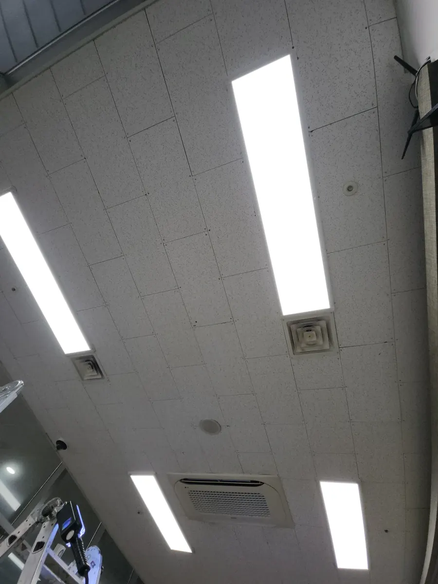 업소용 천장형 선풍기 설치 — 선풍기를 달기 전 뷔페 홀 천장
